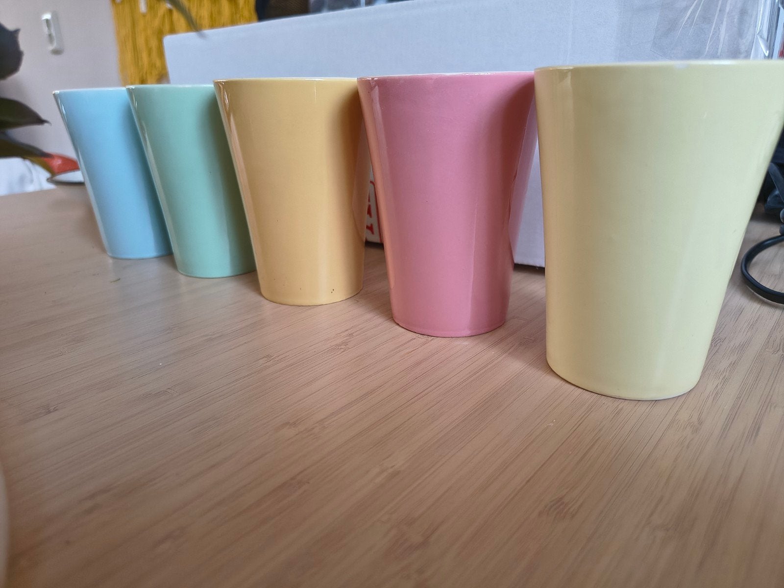 Set van 5 vintage pastelkleurige bekers Petrus Regout Maastr, Overige merken, Keramiek, Overige typen, Vintage