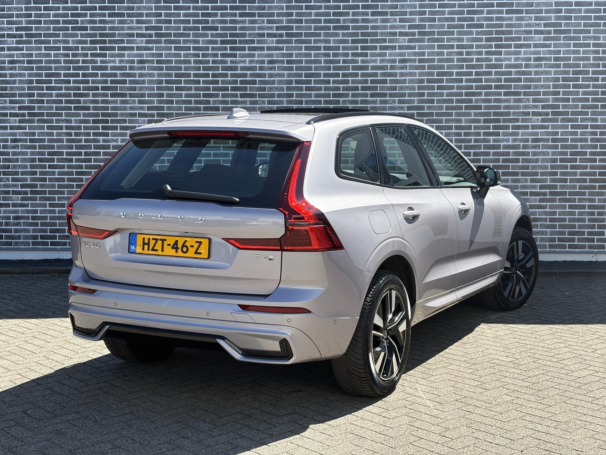 Volvo XC60 2.0 T6 Plug-in Hybrid AWD Plus Dark | PHEV | Face, Auto's, Gebruikt, Euro 6, 4 cilinders, 180 min