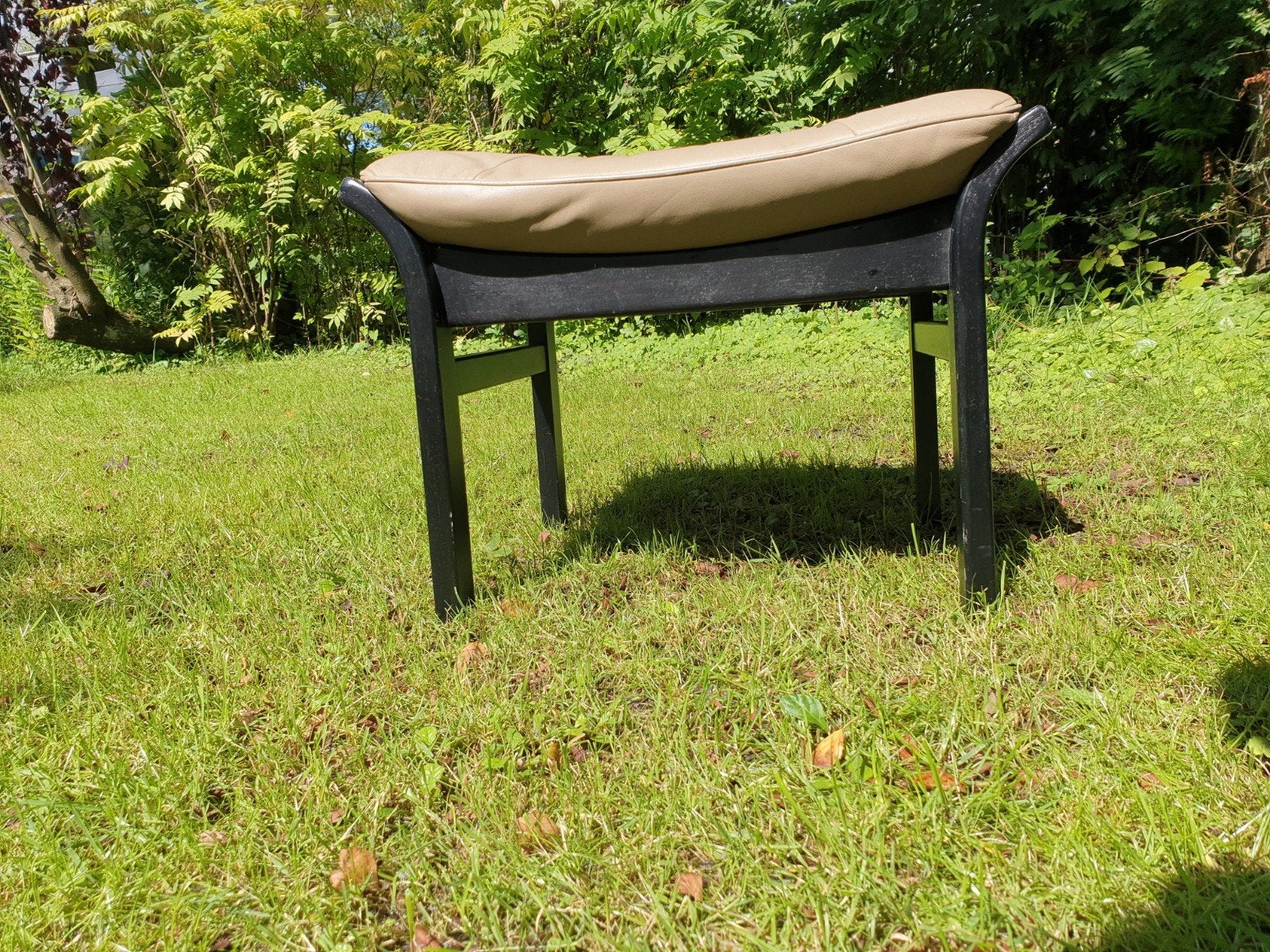Voetenbankje / Hocker - Zwart frame, beige kussen, Modern, Comfortabel, Gebruikt, 50 tot 75 cm, 75 tot 100 cm