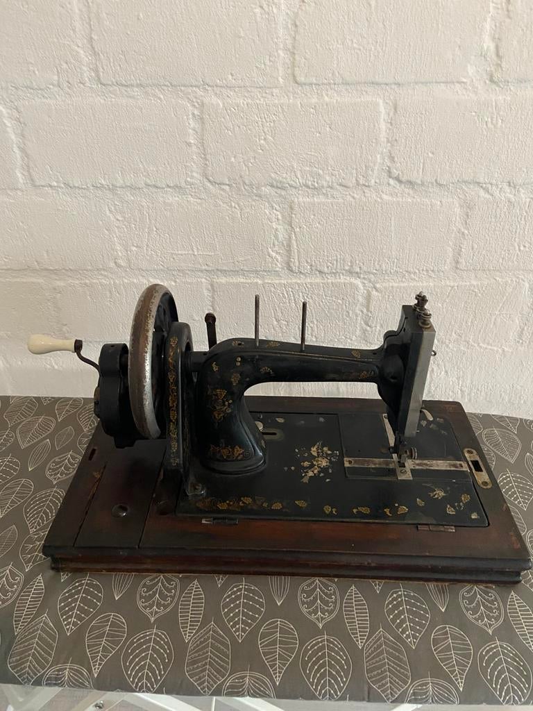 Antieke naaimachine met kap., Ophalen