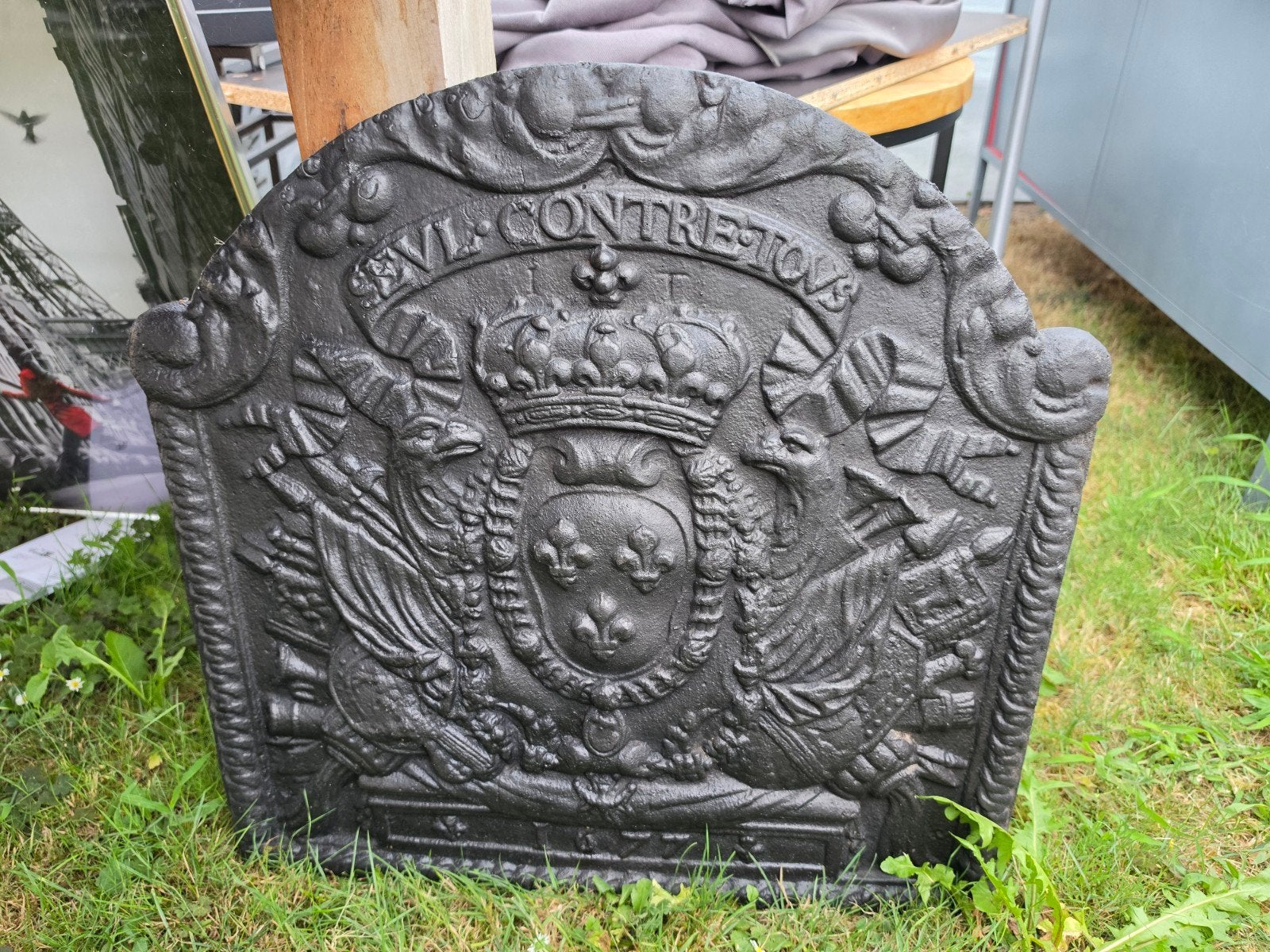 Antieke Gietijzeren Haardplaat met Wapenschild (1677), Ophalen