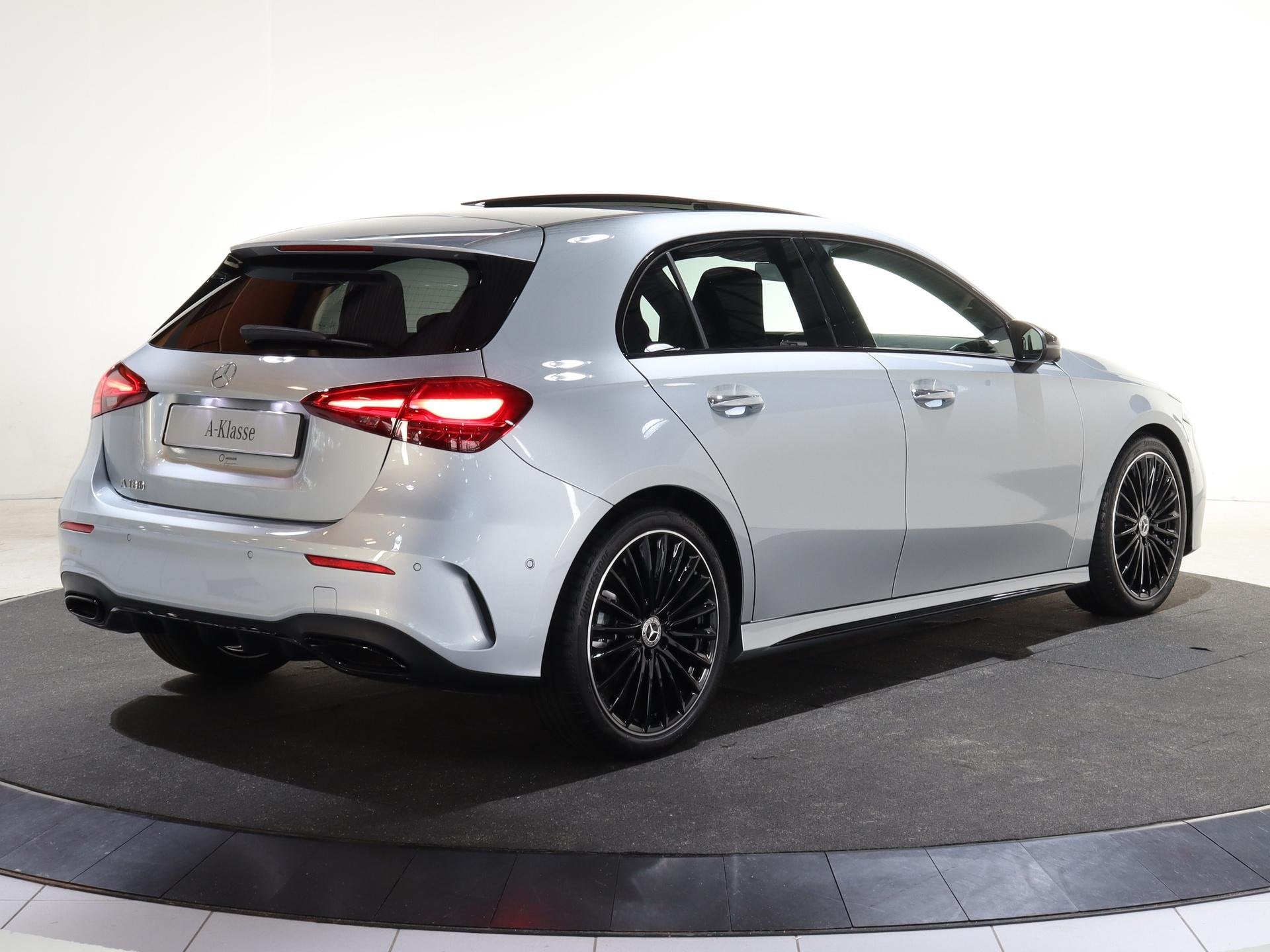 Mercedes-Benz A-klasse 180 Business Solution AMG | Panoramas, Auto's, 136 pk, 4 cilinders, Origineel Nederlands, Bedrijf