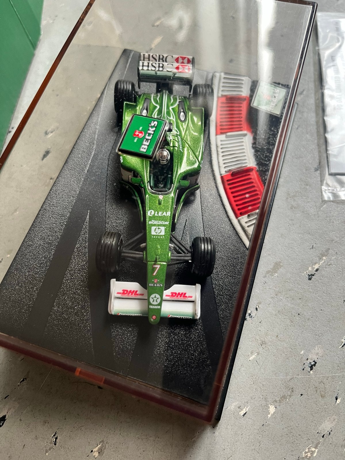 Jaguar R1 Eddie Irvine F1 modelauto - Minichamps, Ophalen of Verzenden, Zo goed als nieuw, Auto, MiniChamps