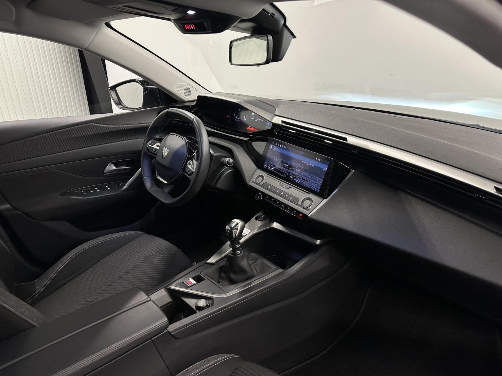 Foto 11 van Peugeot 308 1.2 PureTech Active Pack Business CARPLAY NAVI C
