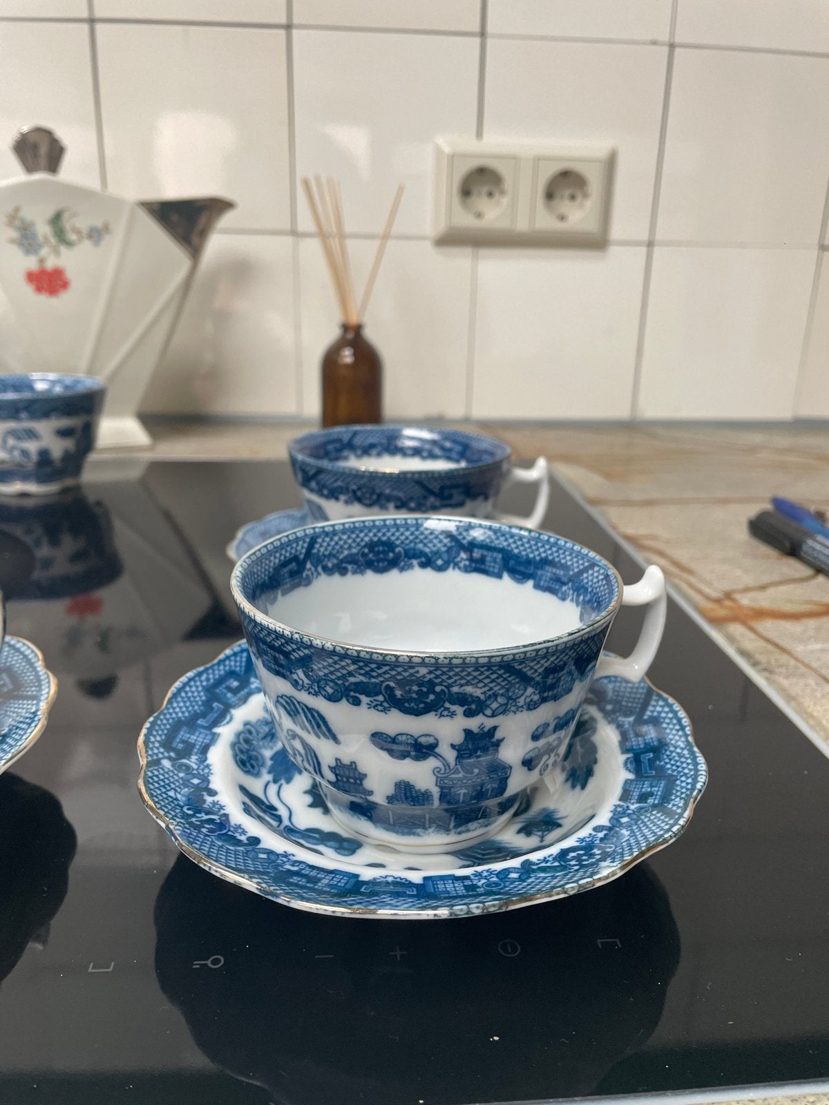 Set van 8 vintage Blue Willow kop &schotel– Blauw/Wit/goud, Ophalen of Verzenden
