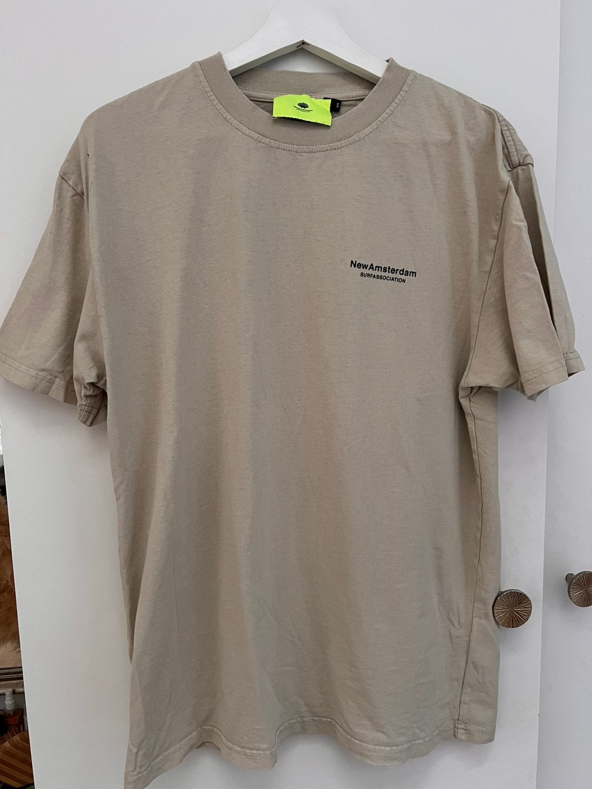 New Amsterdam Surf Association - tshirt small beige, Kleding | Heren, T-shirts, Ophalen of Verzenden, Zo goed als nieuw, Maat 46 (S) of kleiner