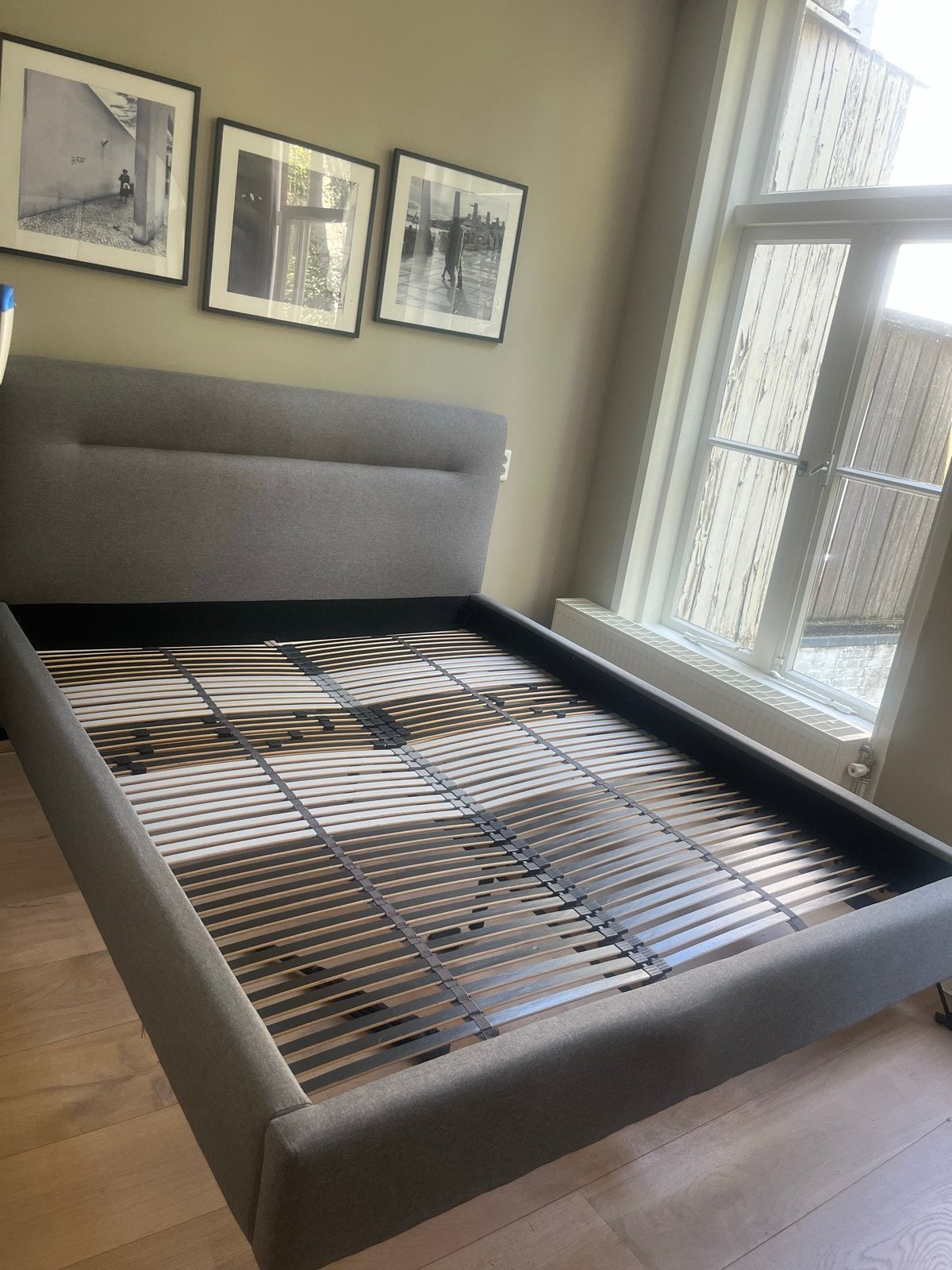 Gestoffeerd bedframe grijs 160x200 - 1 jaar oud, Ophalen, Zo goed als nieuw, 160 tot 180 cm, 100 cm of meer