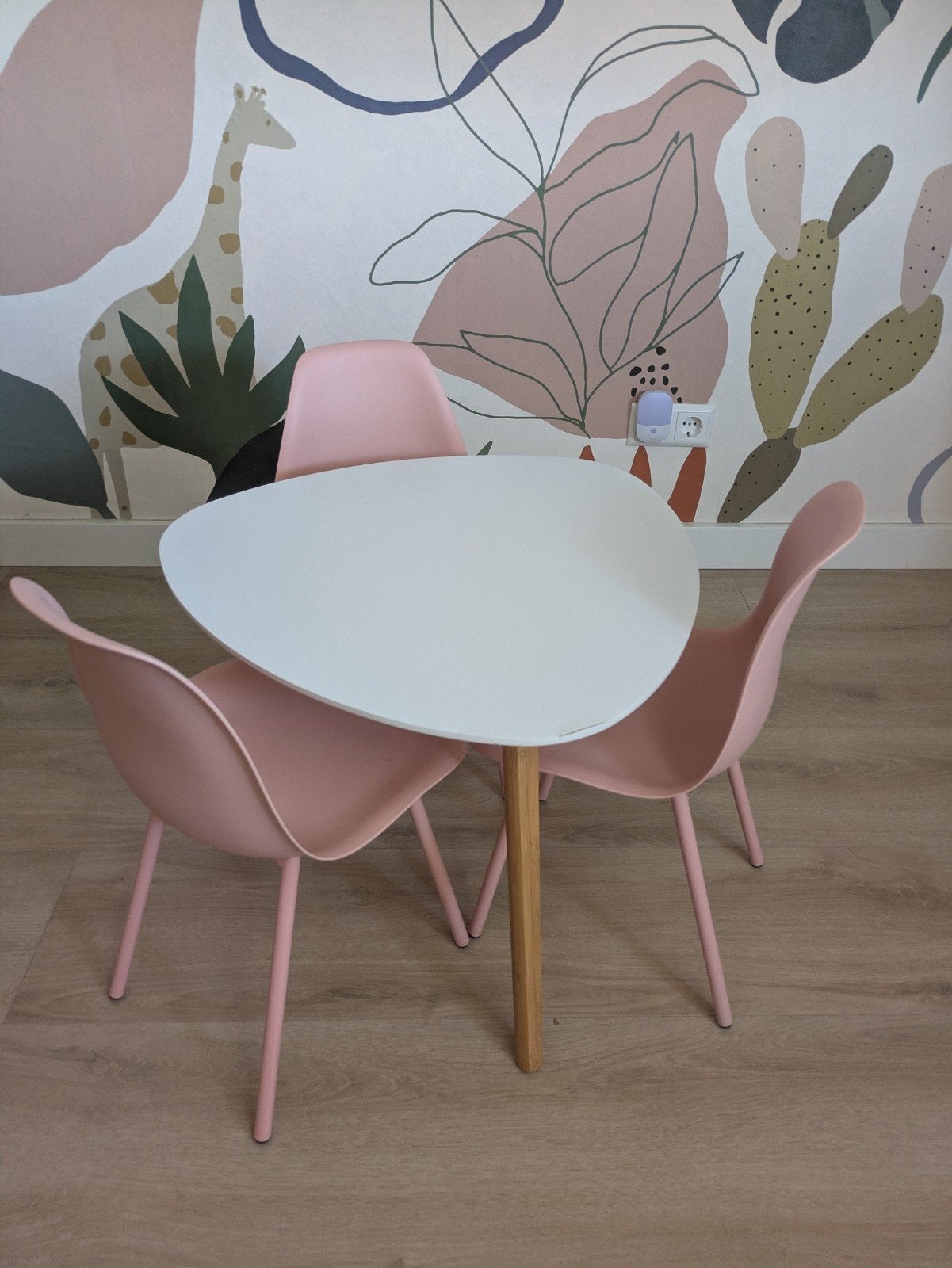 Kwantum Kindertafel met 3 Stoeltjes Jysk - Roze, Kinderen en Baby's, Ophalen, Gebruikt, Tafel(s) en Stoel(en)