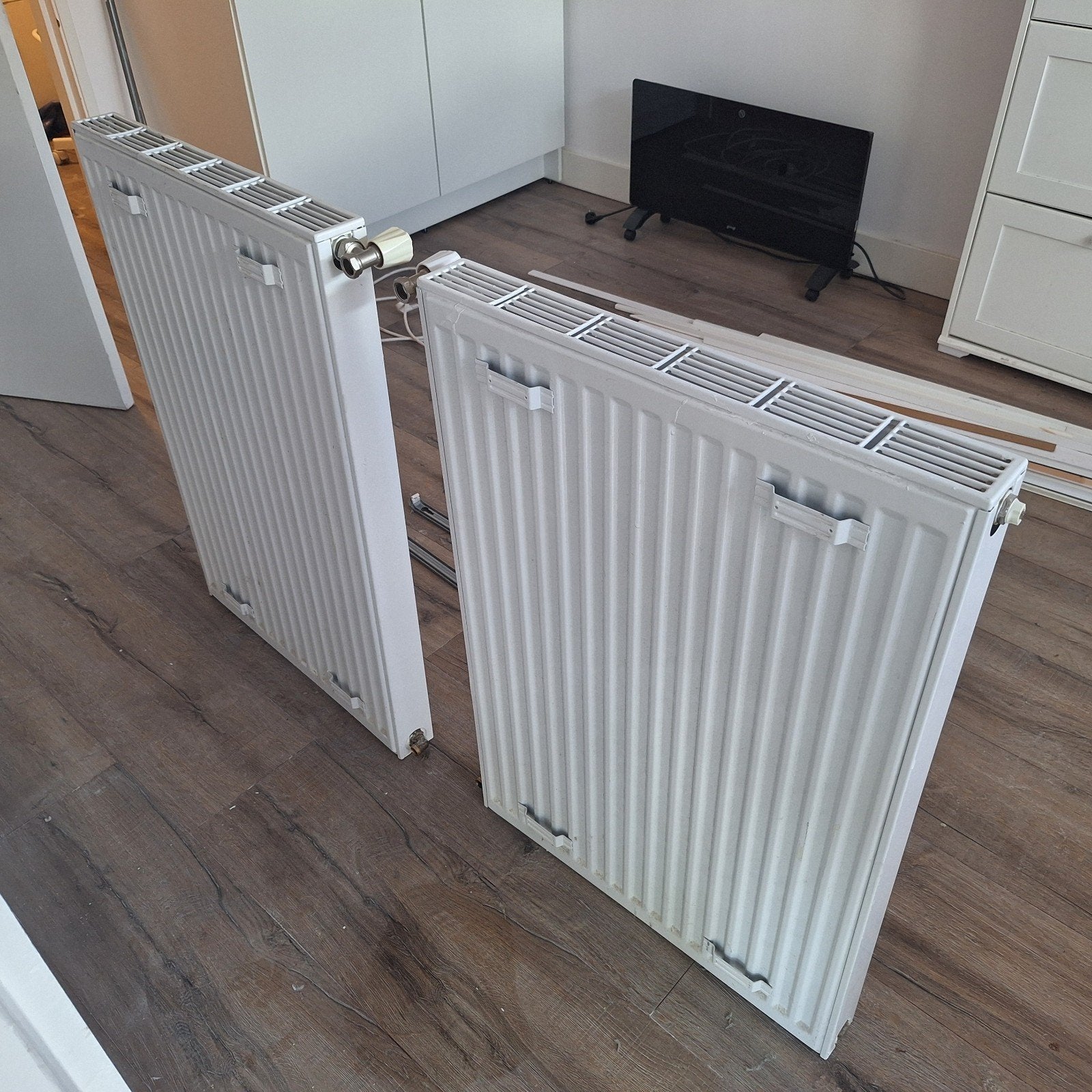Drie gebruikte radiatoren met bevestigingsbeugels, Ophalen, Gebruikt, Radiator, 60 tot 150 cm