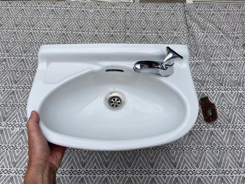 Wasbak wit (voor toiletruimte), Doe-het-zelf en Verbouw, Sanitair, Ophalen, Gebruikt, Steen, Wastafel