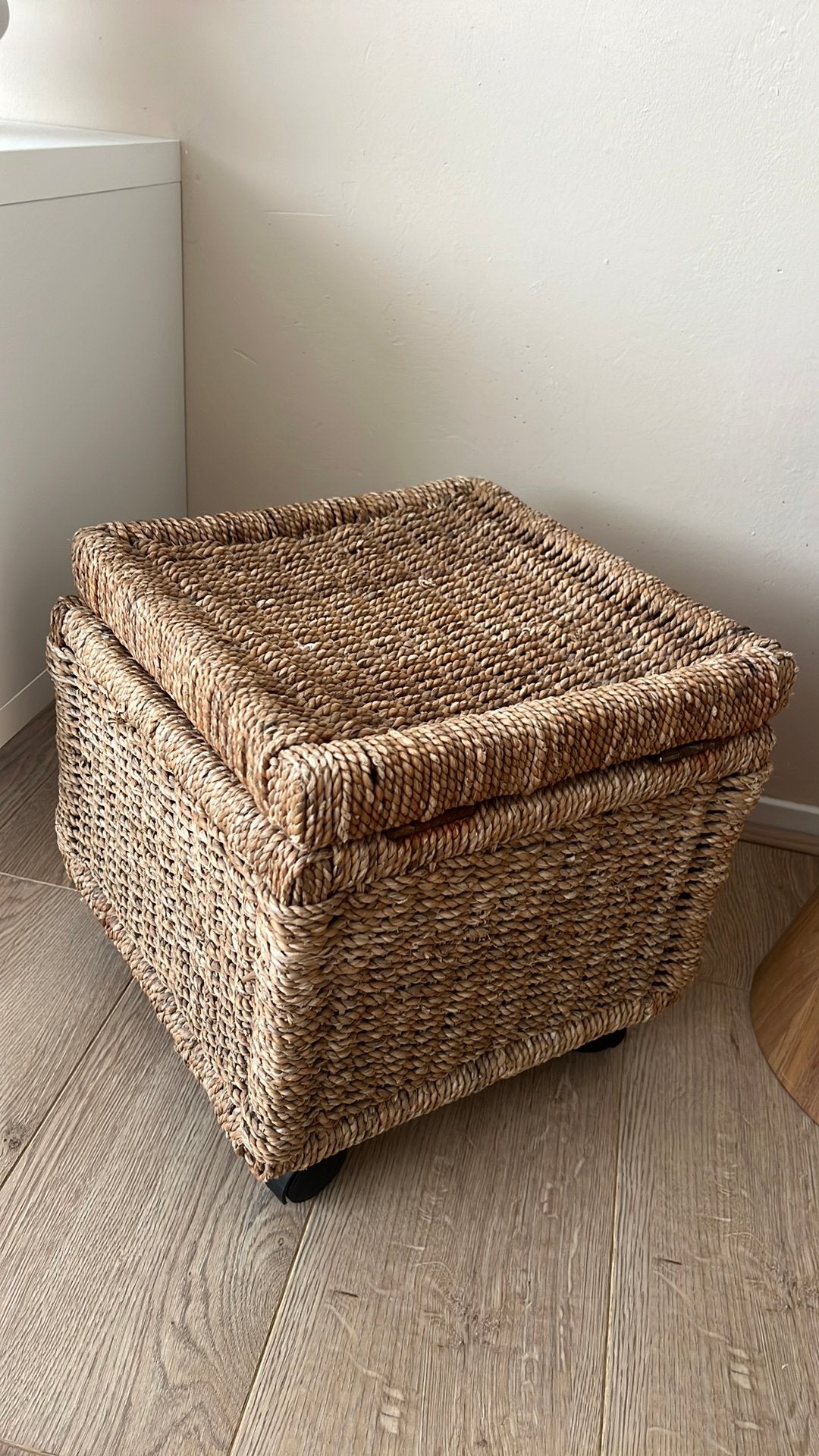 Rieten mand tafeltje op wieltjes, Ophalen, Gebruikt, Mand, Riet