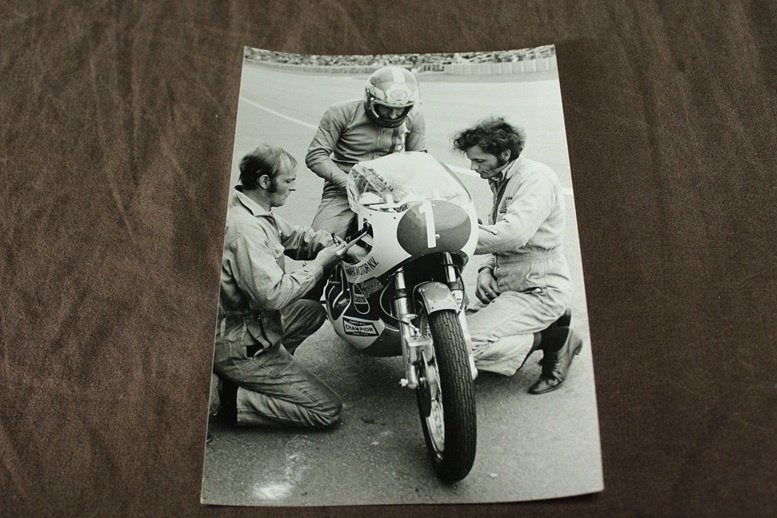foto Yamaha motorfiets in pits Middelburg ?? TT 1970's, Motoren, Ophalen of Verzenden, Yamaha