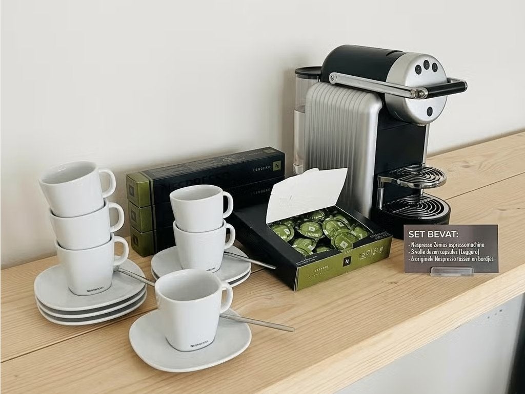 Nespresso Zenius + Nespresso tassen/bordjes + capsules !, 10 kopjes of meer, Koffiemachine, Ophalen of Verzenden, Zo goed als nieuw