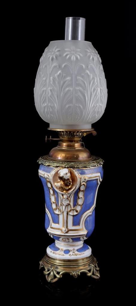 Antieke olielamp met porseleinen voet en geëtst glas, Ophalen of Verzenden