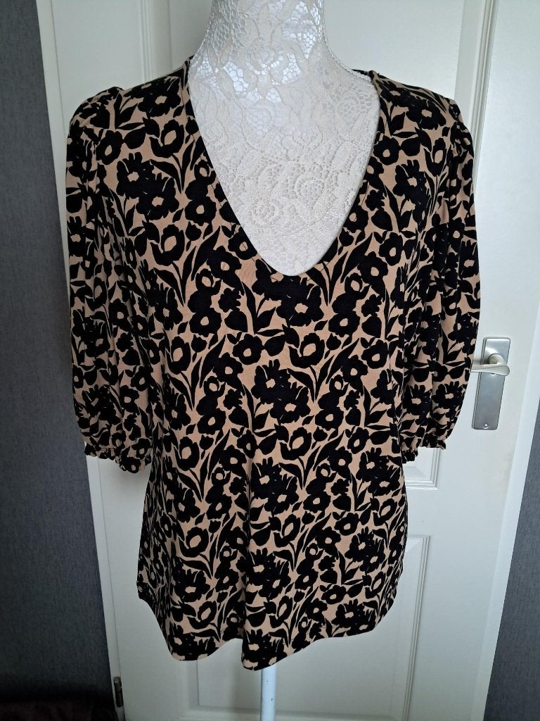 Shirt Juffrouw Jansen  Kleur : Beige / Zwart Maat : XL 42, Maat 38/40 (M), Meerkleurig, Ophalen of Verzenden, Zo goed als nieuw