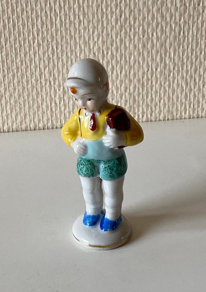 Jaren 30/40 figuurtje, schooljongetje van import porselein, Ophalen of Verzenden