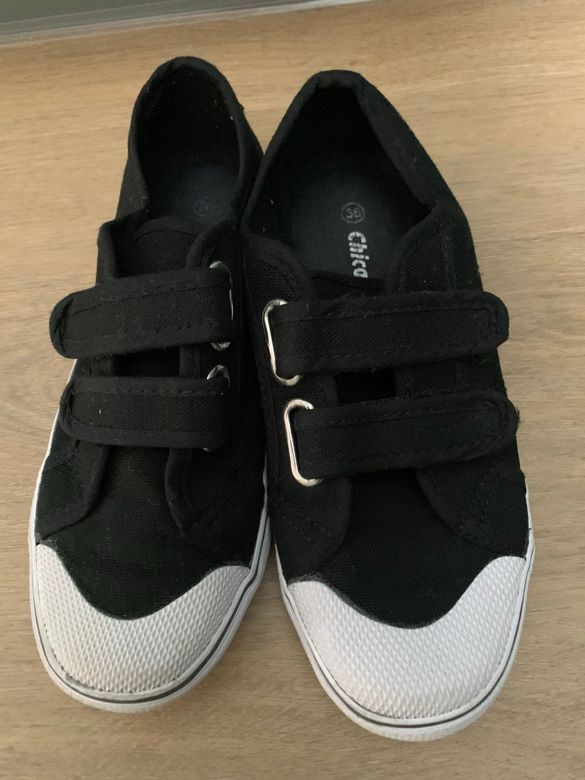 Zwarte gymschoenen maat 36 met klittenband en rubber zool, Ophalen of Verzenden, Zo goed als nieuw, Jongen of Meisje, Sportschoenen