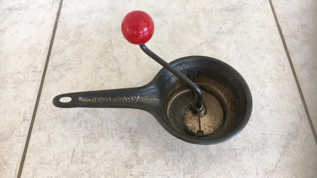Vintage Mouli baby zeef pureerzeef metalen zeef rode knop, Ophalen of Verzenden, Gebruikt