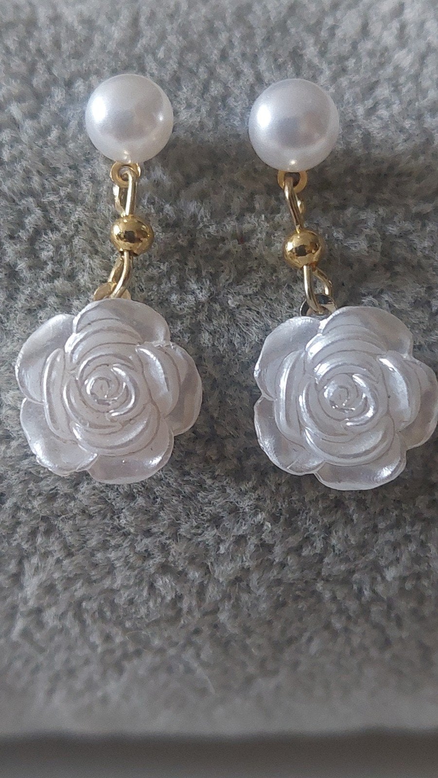 Elegante oorbellen met roosjes - 2,5 cm lang, Sieraden, Tassen en Uiterlijk, Oorbellen, Overige materialen, Hangers, Wit, Nieuw