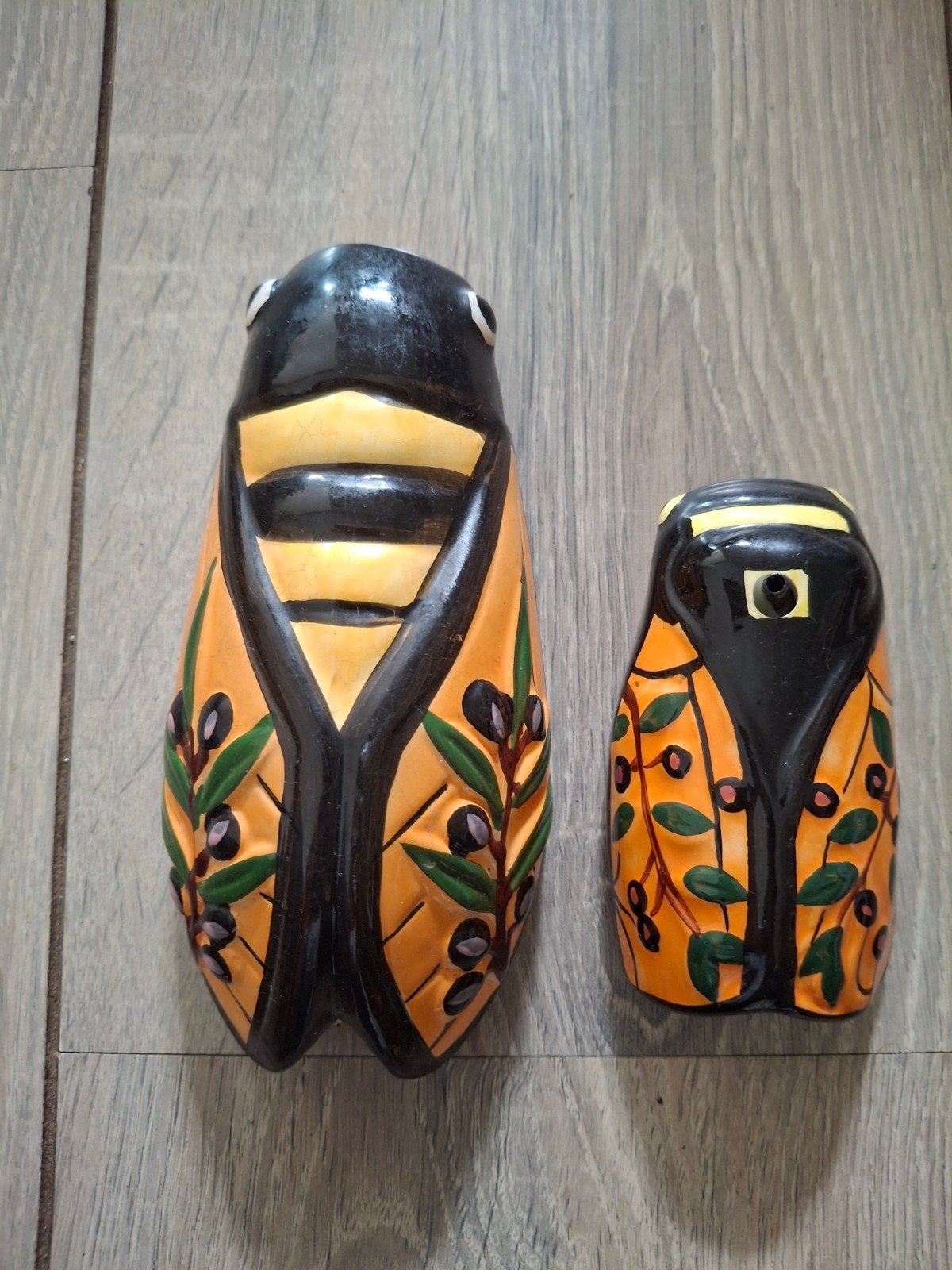 Twee keramische Franse cigales cicaden met olijfmotief, Antiek en Kunst, Ophalen of Verzenden