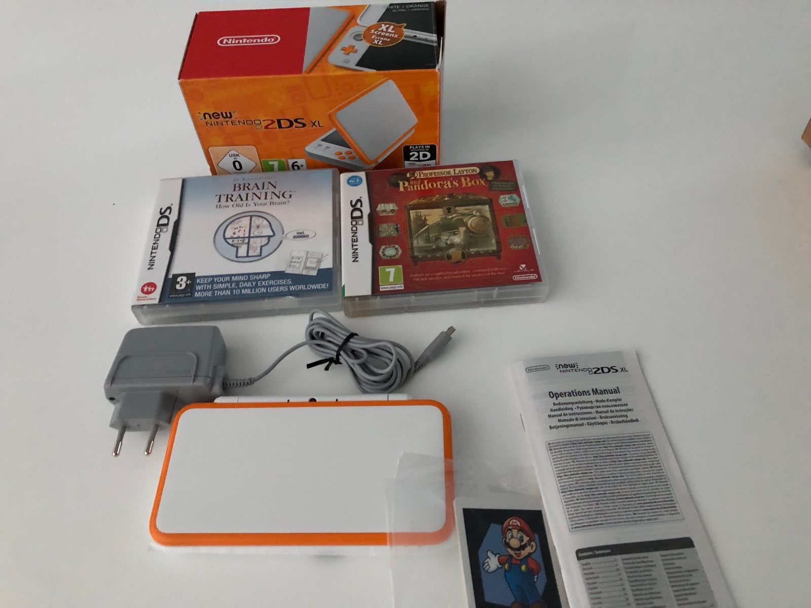 New Nintendo 2DS XL Wit/Oranje met 2 games en accessoires, Spelcomputers en Games, Spelcomputers | Nintendo 2DS en 3DS, Met games