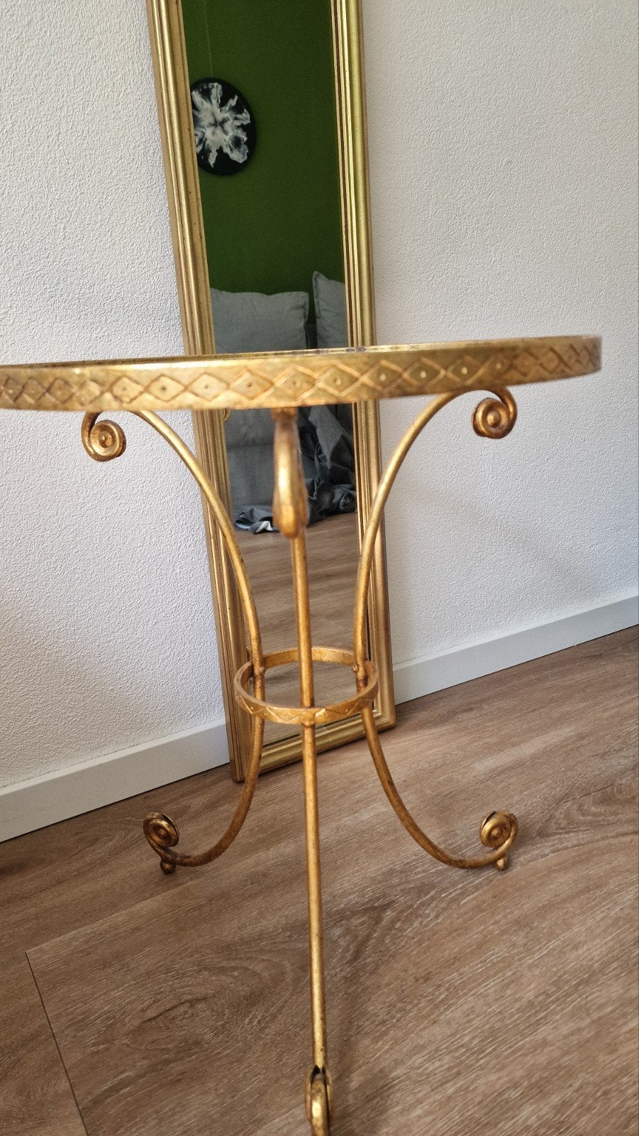Gouden bijzettafel met glazen blad - Vintage stijl, Minder dan 55 cm, Gebruikt, Metaal of Aluminium, Rond