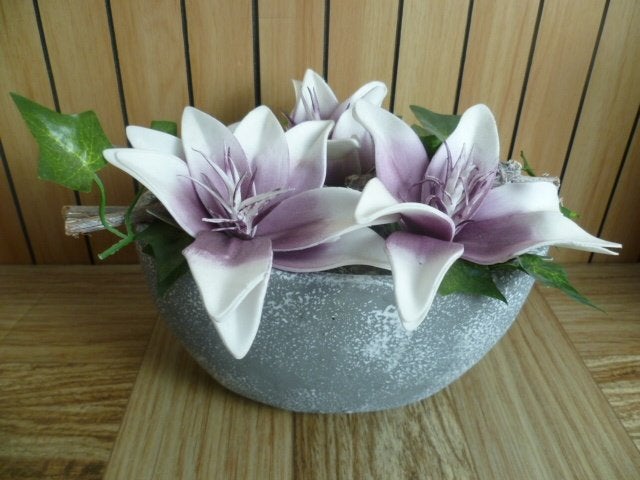 Kunstbloemstukje met foam bloemen in grijze pot, Ophalen of Verzenden, Zo goed als nieuw, Inclusief kunstbloemen, Bloemstuk