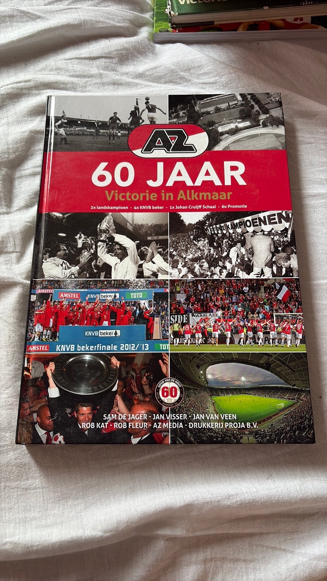 AZ 60 Jaar: Victorie in Alkmaar - Jubileumboek, Ophalen of Verzenden, Gelezen, Balsport