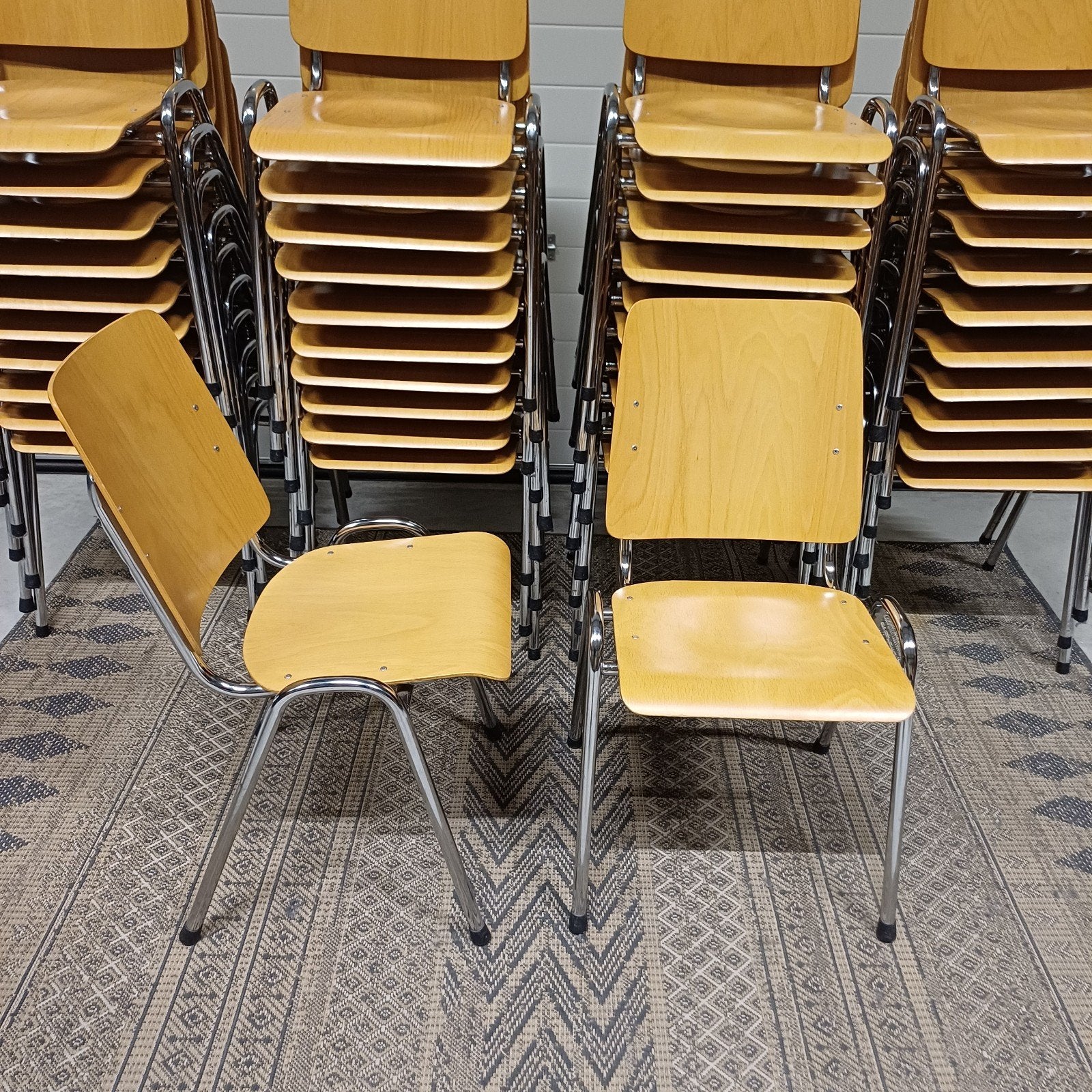 42 x stapelstoelen kantine stapelbare partij stoelen, Ophalen, Gebruikt, Bruin, Vijf, Zes of meer stoelen