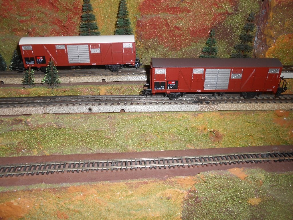 Märklin 4727 2x, gesloten goederenwagon wit en grijs dak SBB, Wisselstroom, Treinset, Nieuw, Ophalen of Verzenden