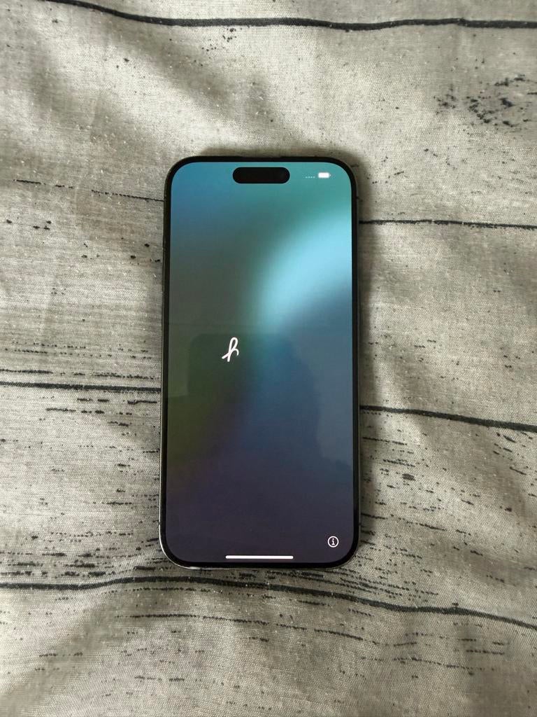 iPhone 15 Pro 128GB achterkant gebarsten, Telecommunicatie, Mobiele telefoons | Apple iPhone, 128 GB, Zwart, Ophalen of Verzenden