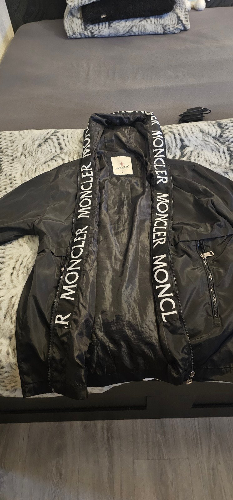 Moncler jas zwart met logo op capuchon, Kleding | Heren, Jassen | Zomer, Moncler, Zwart, Maat 56/58 (XL), Ophalen of Verzenden