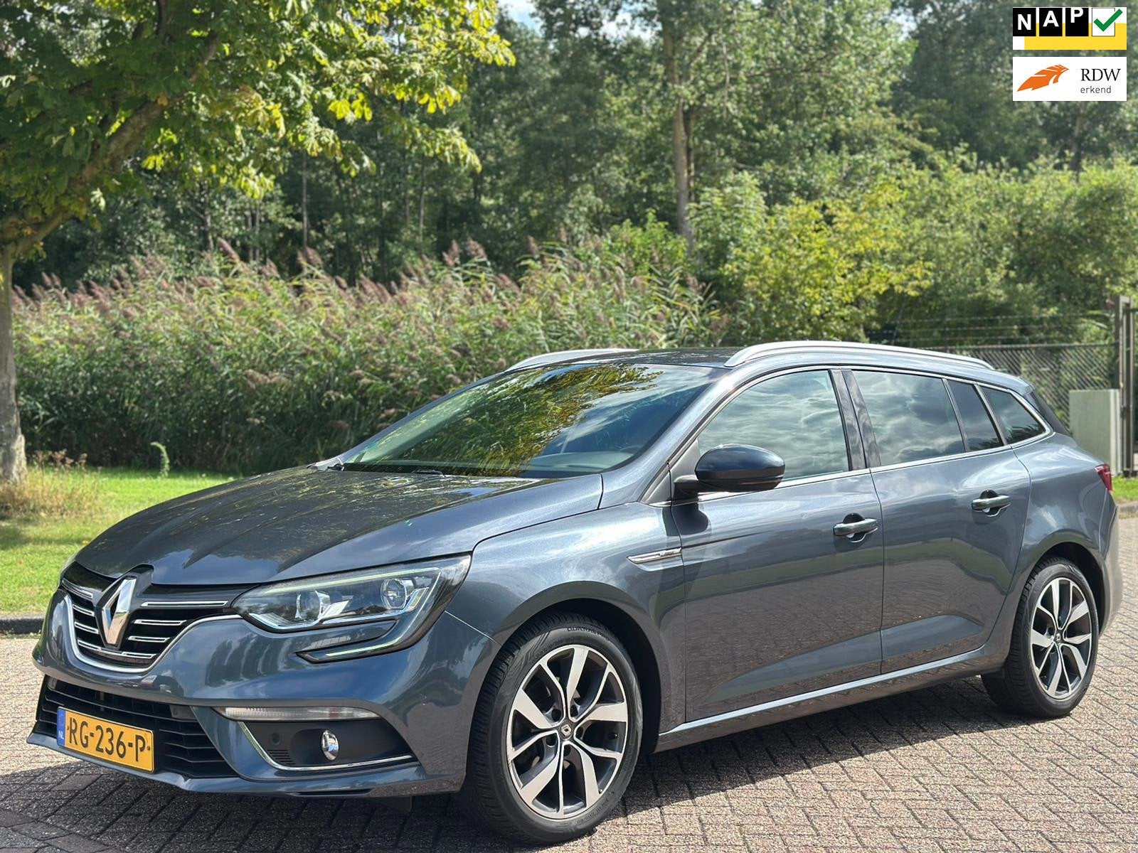 Renault Mégane Estate 1.2 TCe Bose/AIRCO/CRUISE/HALF LEDER/, Auto's, Voorwielaandrijving, Gebruikt, 4 cilinders, Parkeersensor