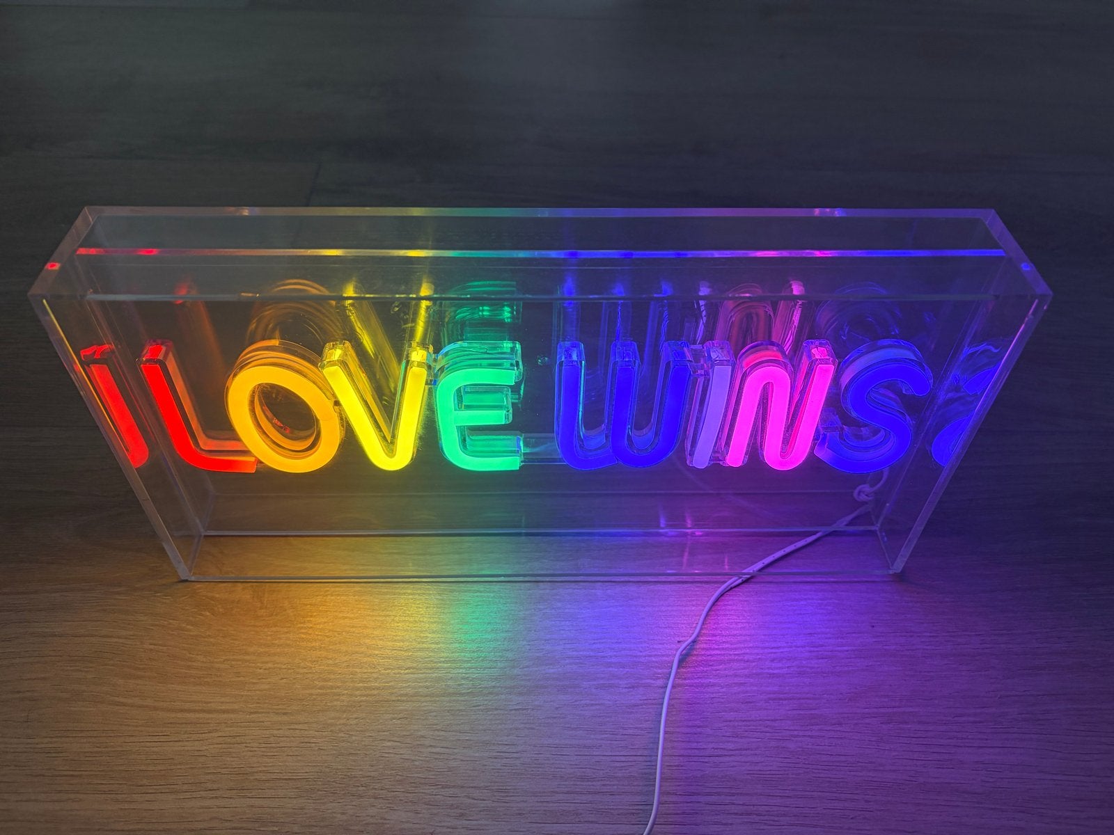 Neon LED Lichtbak 'LOVE WINS' (USB) - Regenboogkleuren, Ophalen, Meerkleurig, Kunststof, Zo goed als nieuw