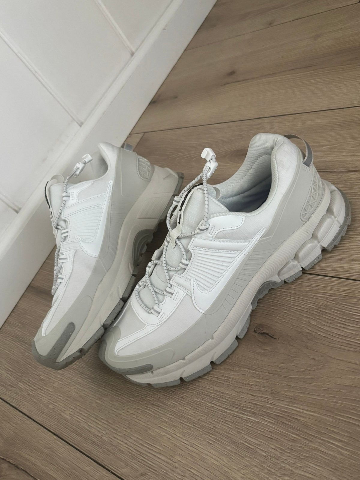 Nike Vomero 5 Roam white/grey 42,5, Wit, Nieuw, Ophalen of Verzenden, Sneakers of Gympen