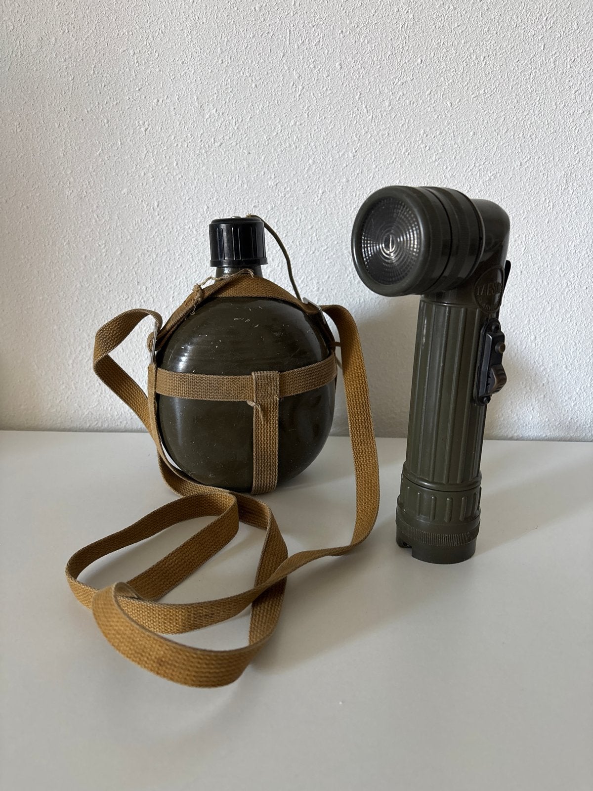 Vintage Militaire Set Taesung zaklamp Authentieke Veldfles, Ophalen of Verzenden, Landmacht, Overige gebieden, Overige typen