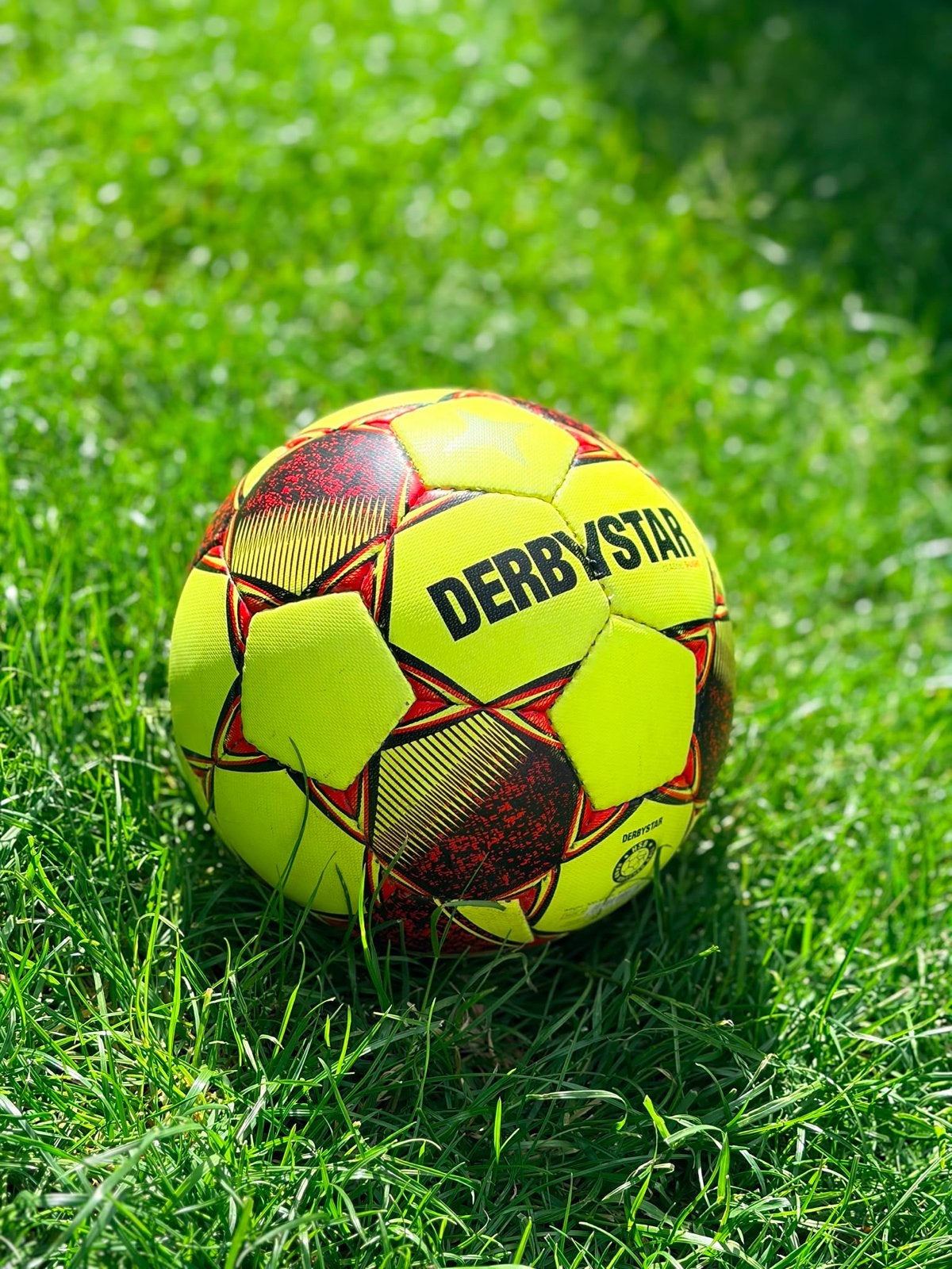 Derbystar Voetbal Maat 5 - Geel/Rood, Ophalen of Verzenden, Gebruikt, Bal
