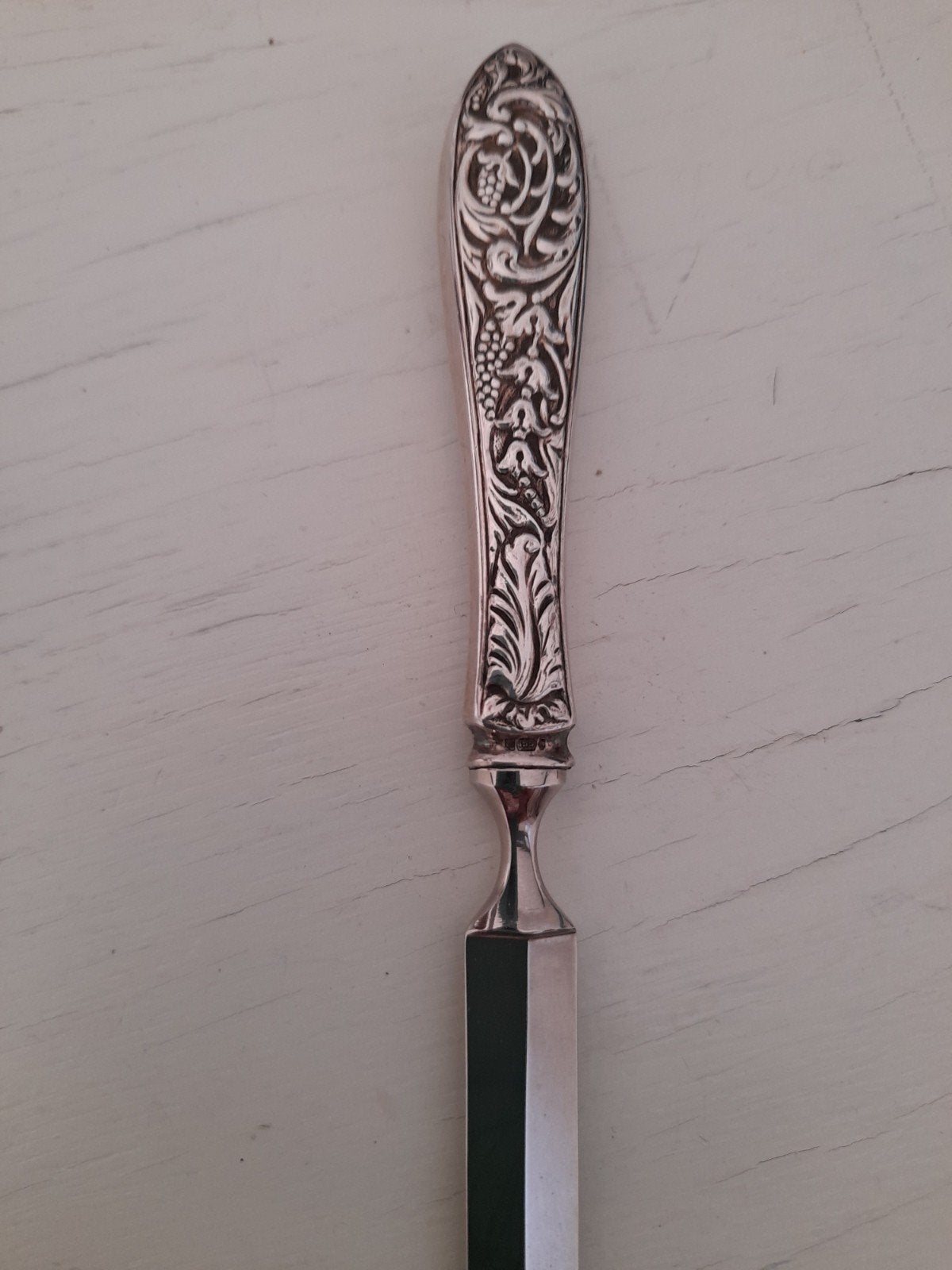 Zilveren "mesje" met fraai bewerkt greepje. 21 cm. groot !, Ophalen of Verzenden