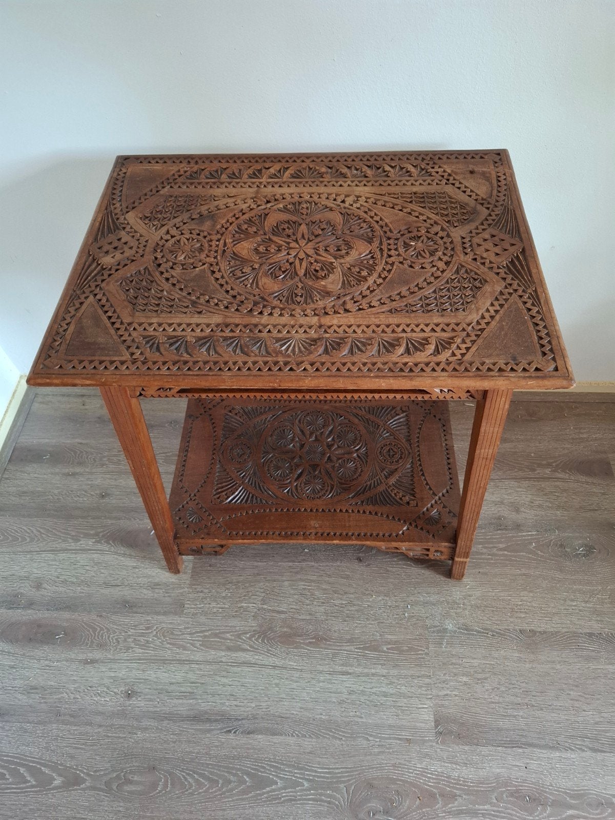 Antieke handgesneden houten bijzettafel, Antiek en Kunst, Antiek | Meubels | Tafels, Ophalen