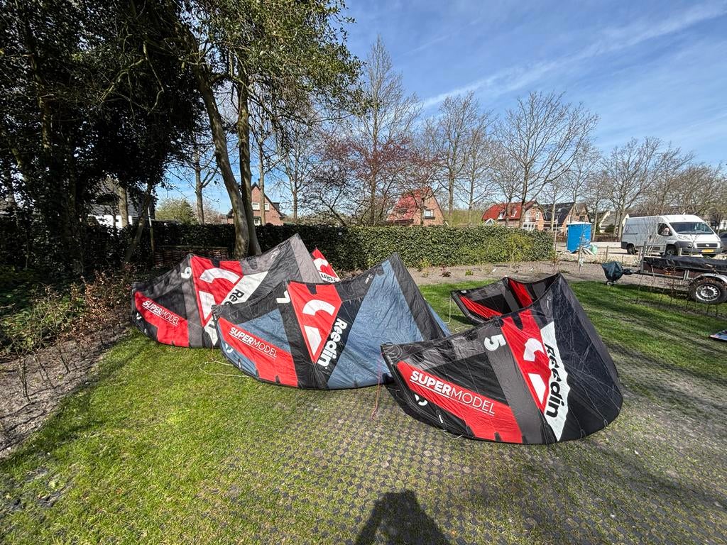 Reedin Supermodel v3 kites , bar en board, Watersport en Boten, Kitesurfen, Ophalen, Gebruikt, Twintip, 9 m²