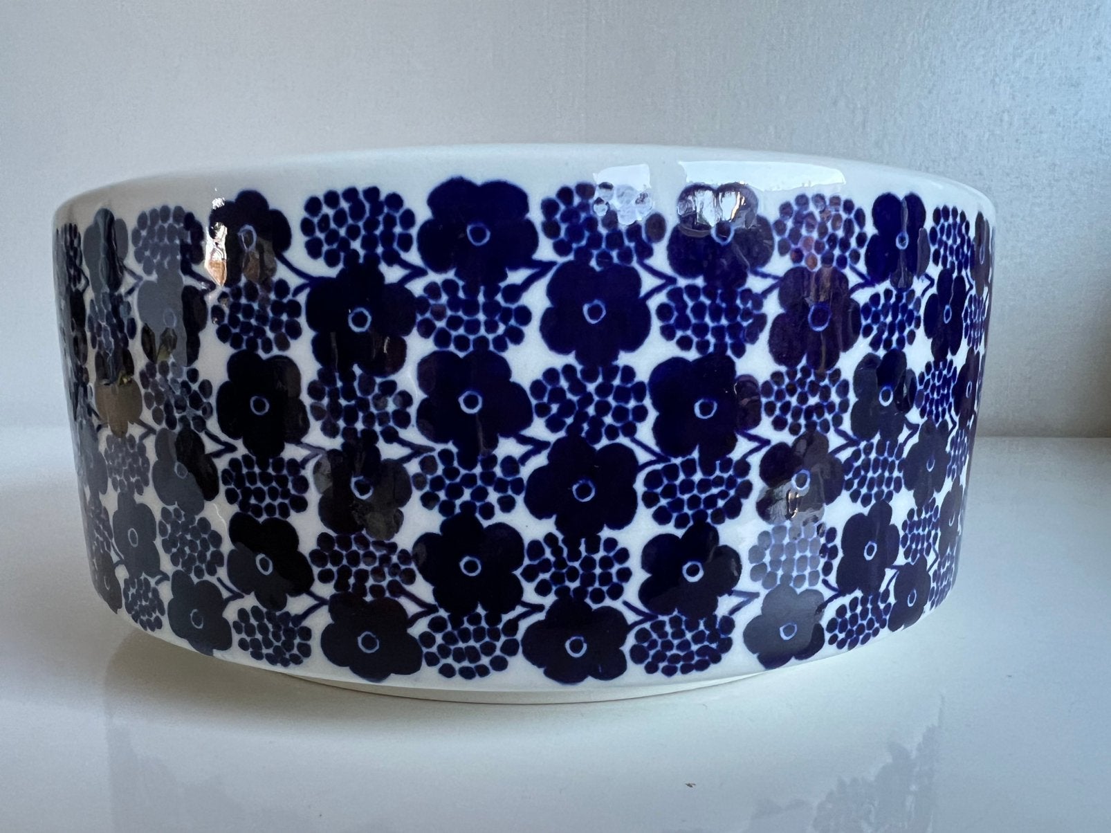 Vintage Arabia Rypäle Grote Schaal Blauw Esteri Tomula 70’s, Ophalen of Verzenden