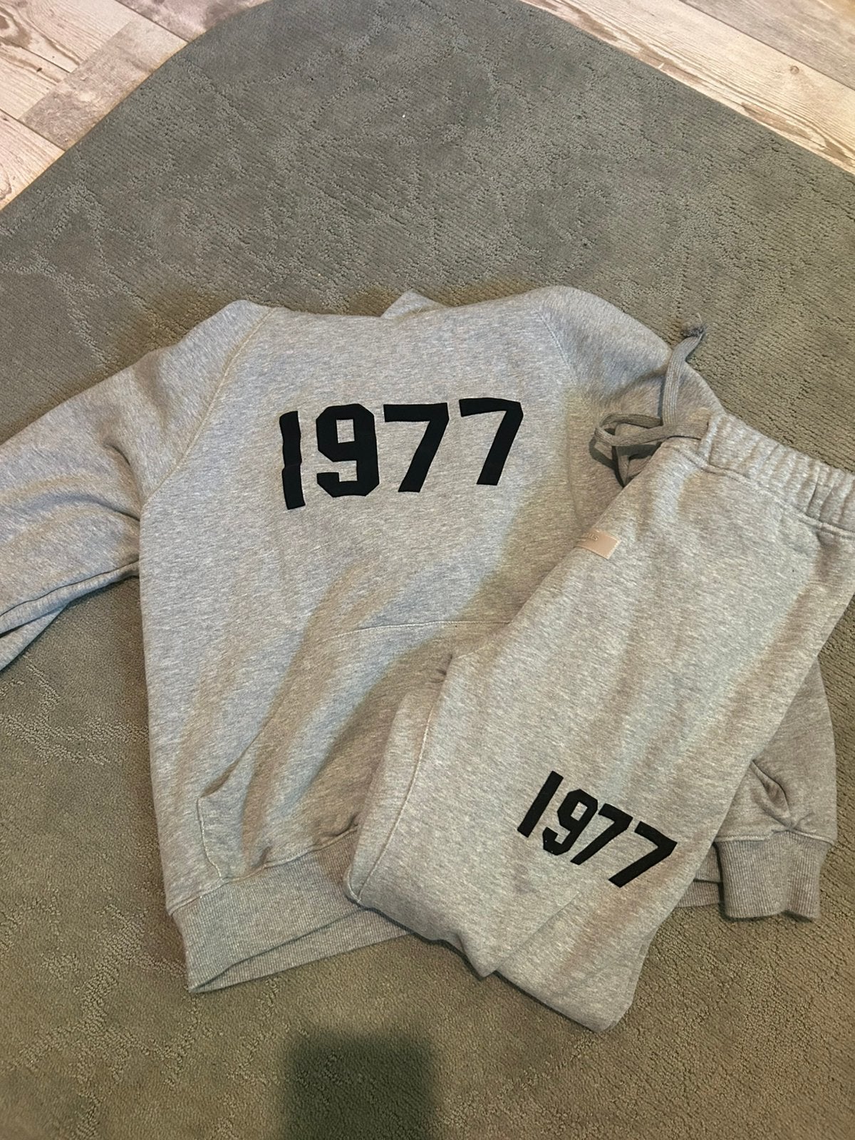 Essentials 1977 grijs en zwart maat S, Kleding | Heren, Truien en Vesten, Ophalen of Verzenden, Zo goed als nieuw, Maat 46 (S) of kleiner