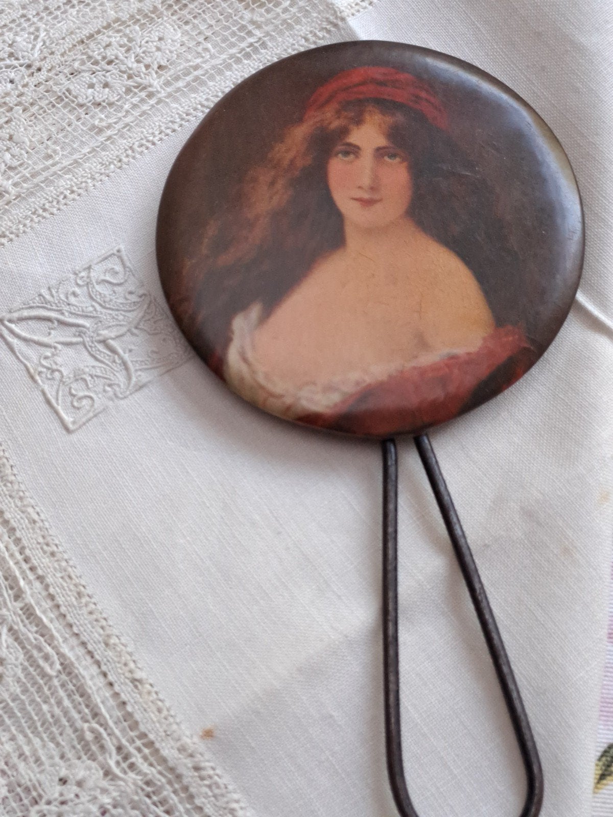 Antieke Victoriaanse/Edwardiaanse handspiegel - damesportre, Verzenden, Rond, Minder dan 50 cm, Minder dan 100 cm