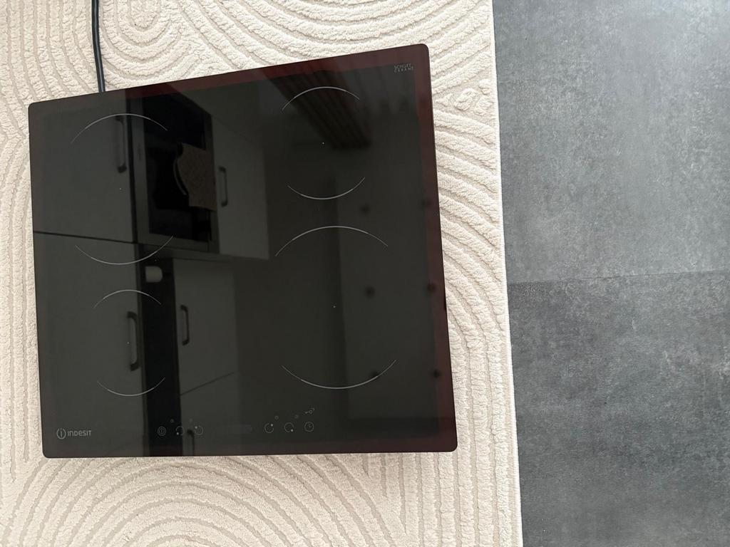 Indesit inductiekookplaat 4 zones, Ophalen, Zo goed als nieuw, Zwart