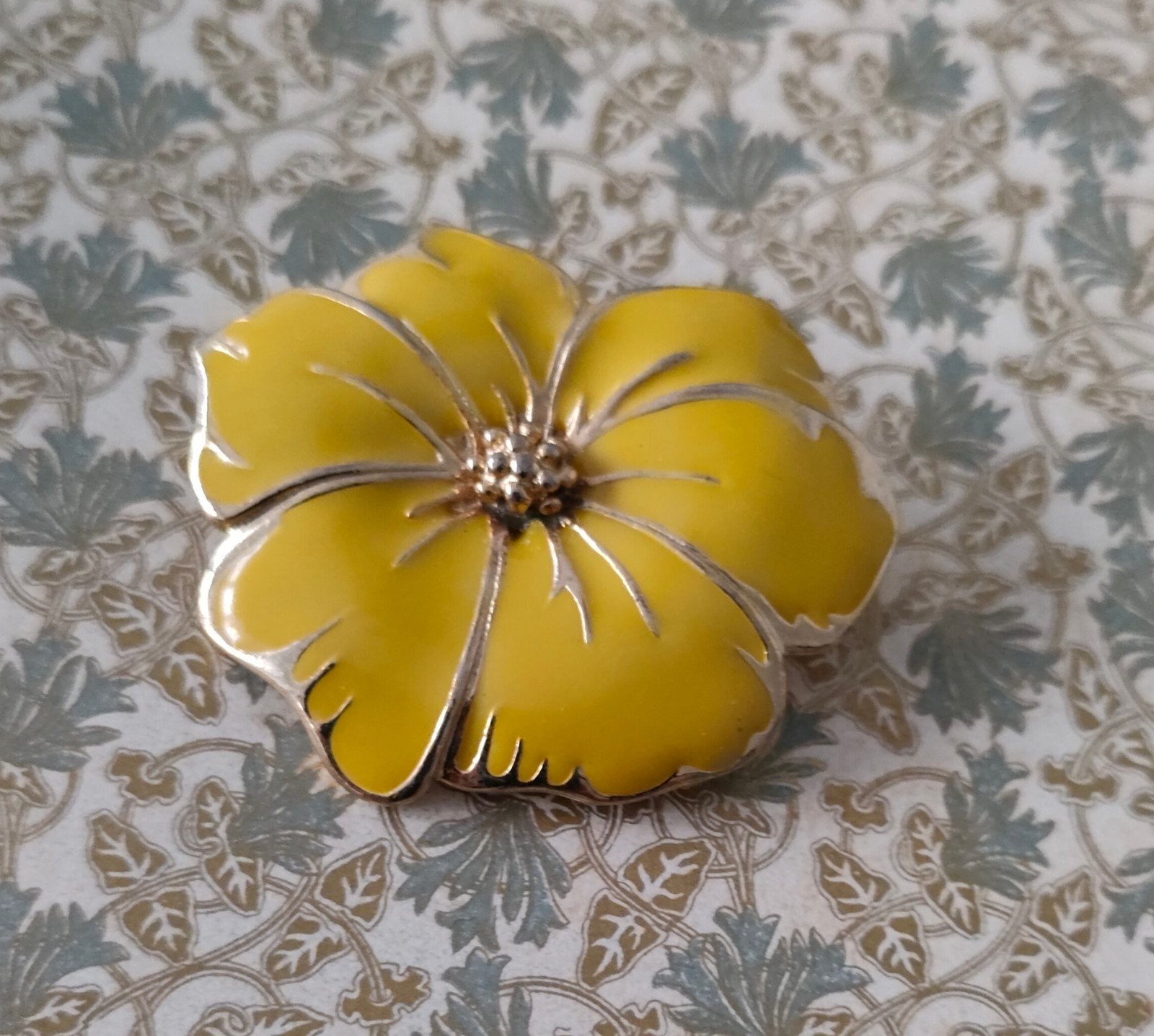 Vintage jaren '80 gele emaille Hibiscus bloem broche., Ophalen of Verzenden, Zo goed als nieuw, Geel
