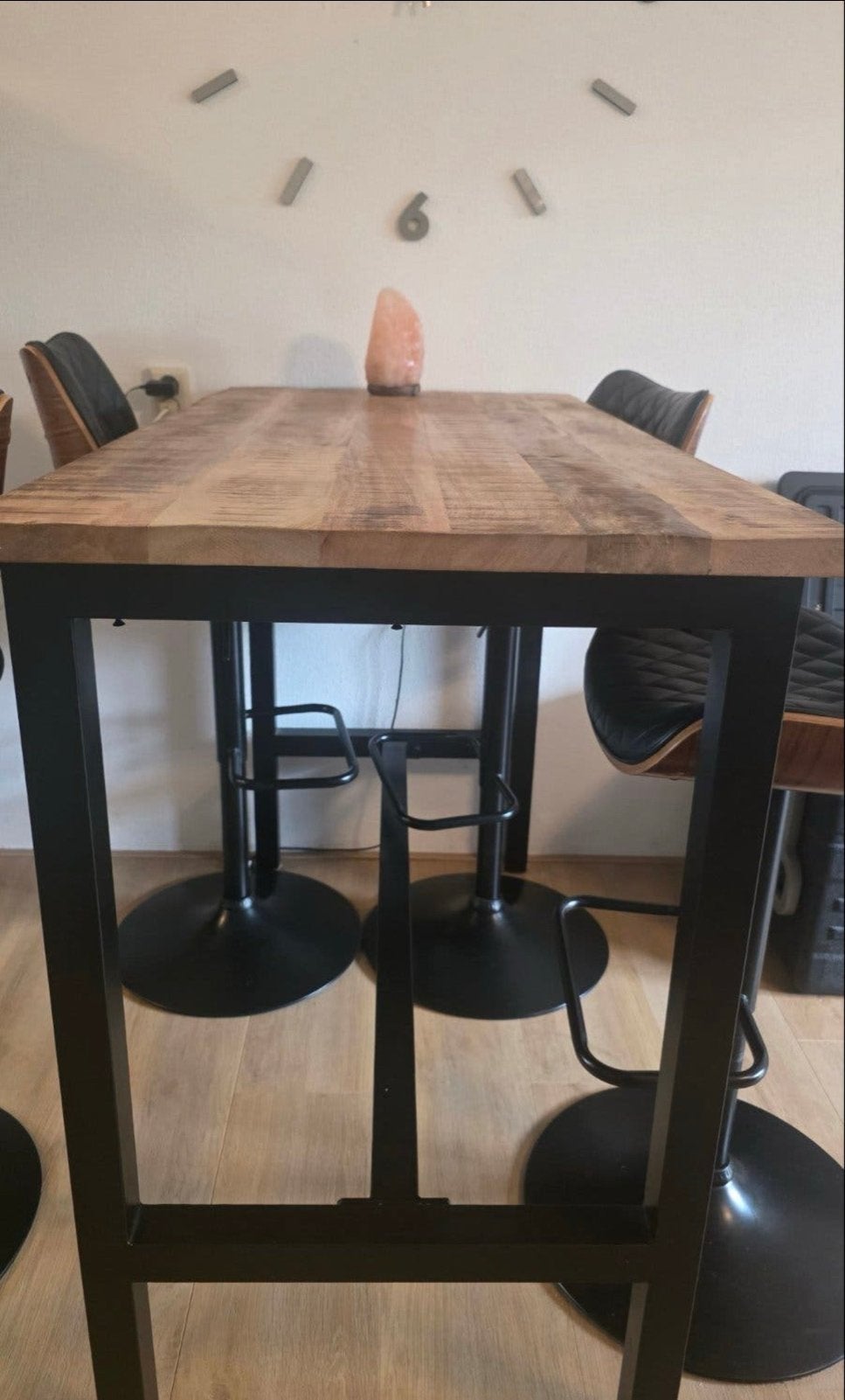 Bartafel van mangohout met 4 barkrukken, Huis en Inrichting, Ophalen, Zo goed als nieuw, Inclusief barstoelen