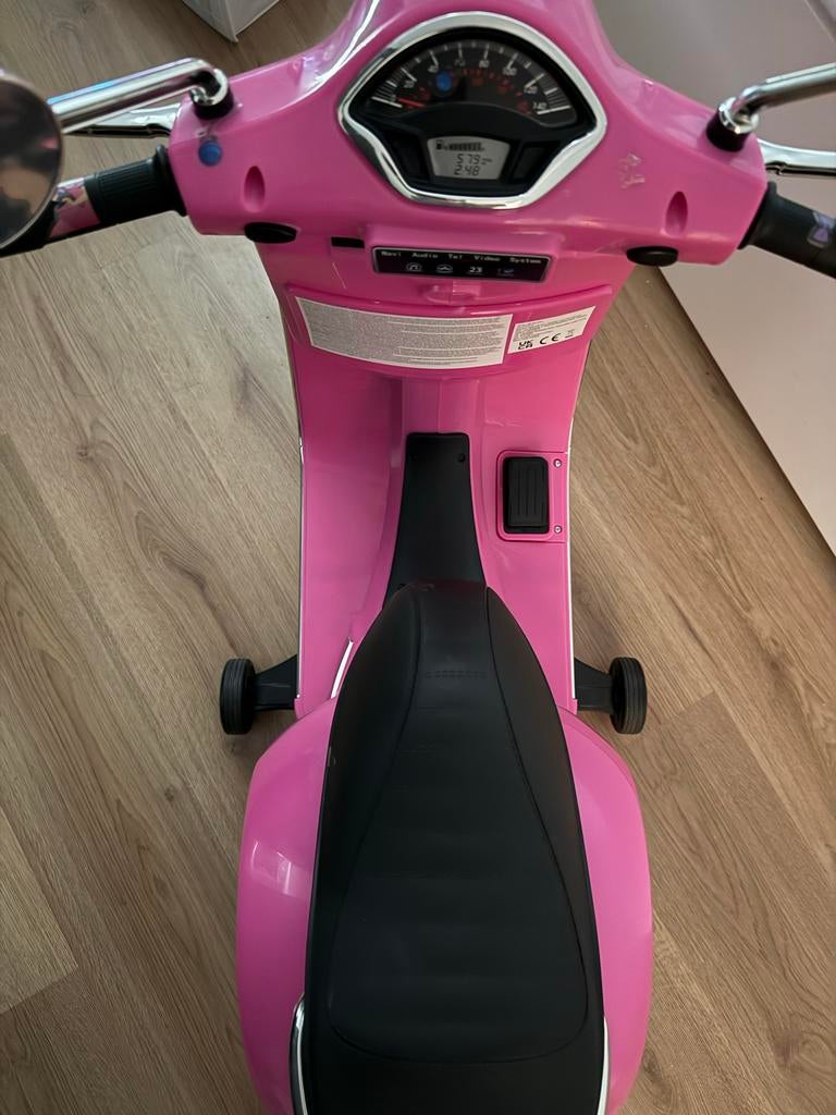 Vespa Elektrische Kinderscooter 6V roze, Ophalen, Gebruikt, Loopvoertuig
