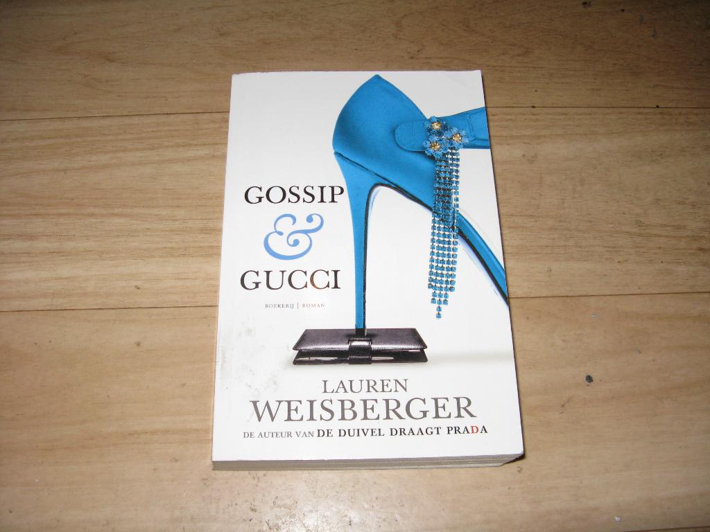 Lauren Weisberger - Gossip & Gucci (9036), Boeken, Ophalen of Verzenden, Gelezen