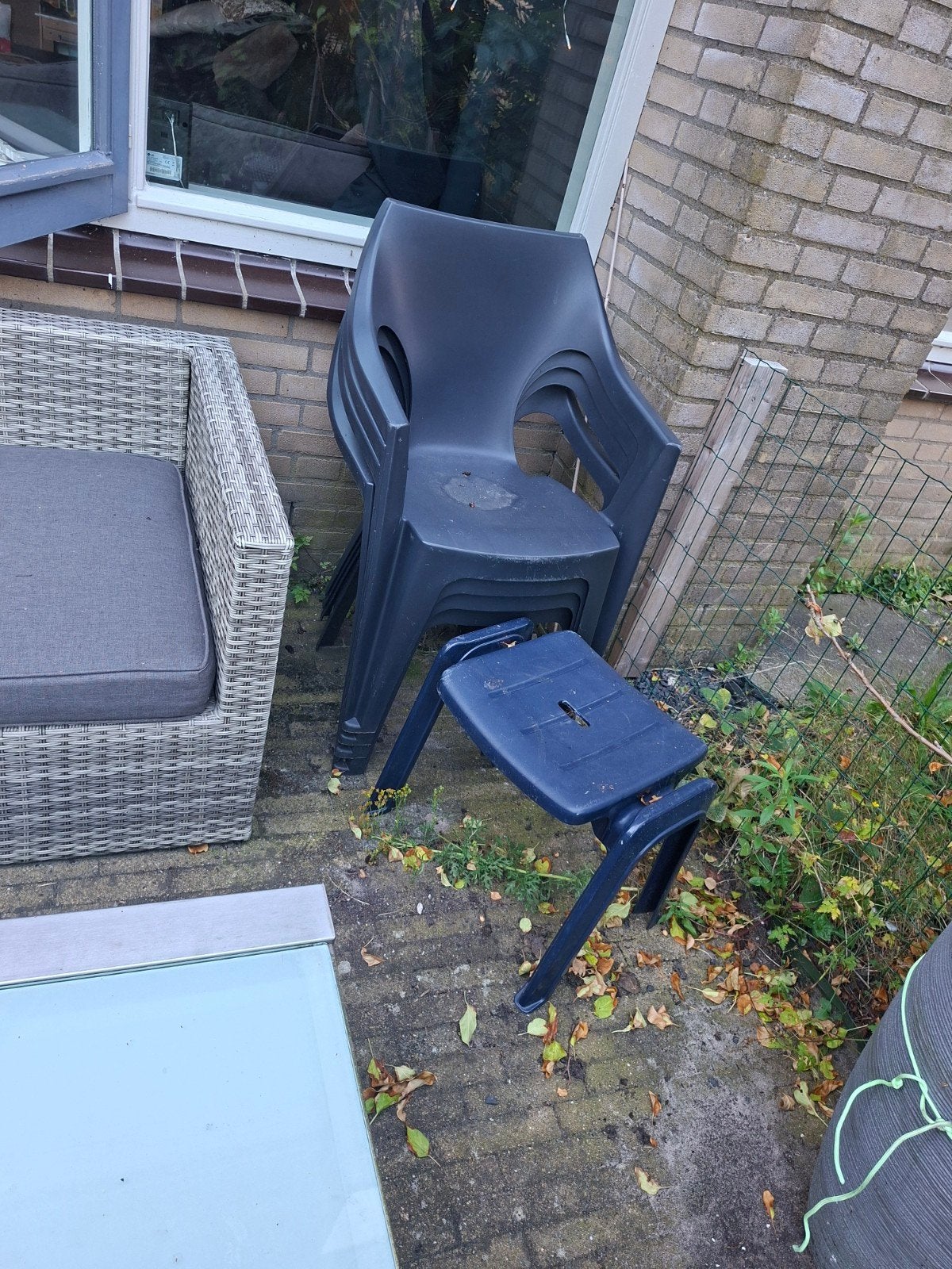 4 stapelbare stoelen en 1 krukje - zwart kunststof, Kunststof, Gebruikt, Eenvoudig, functioneel, Zwart