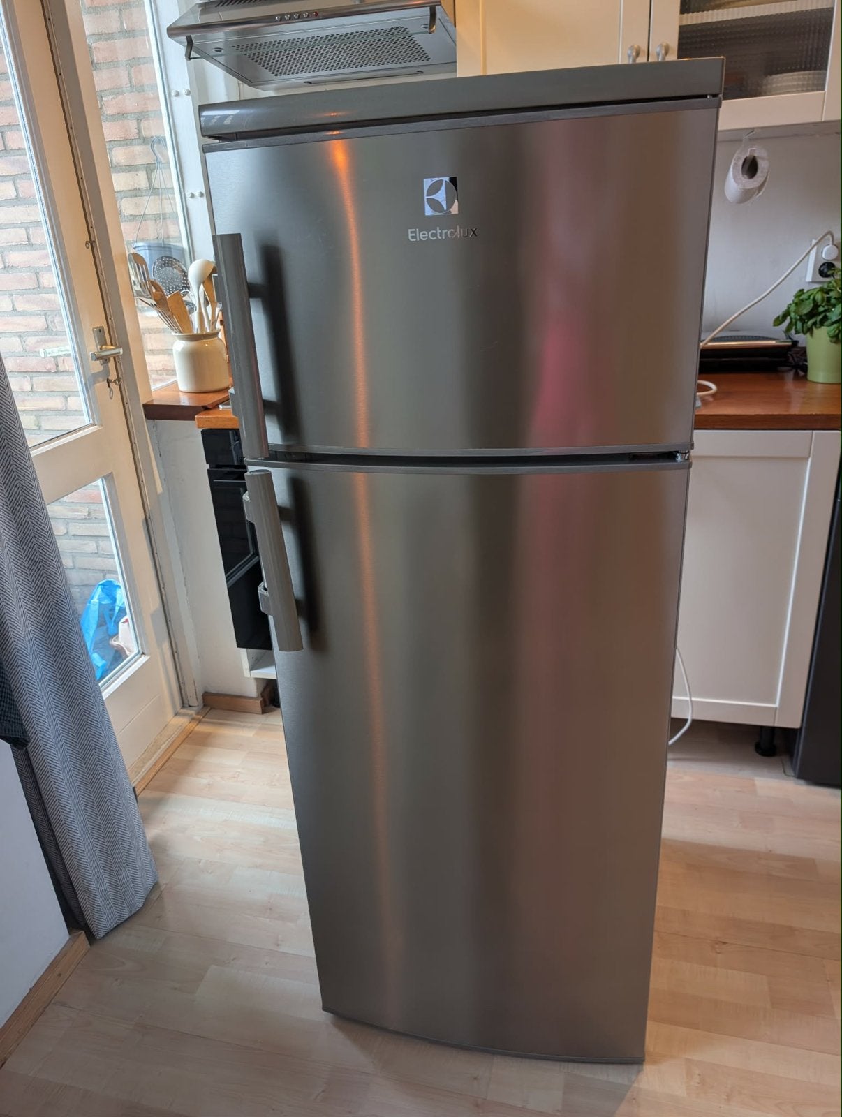 Electrolux Koel-vriescombinatie RVS - Compact & Netjes, Ophalen, 150 tot 200 liter, Gebruikt, Met aparte vriezer